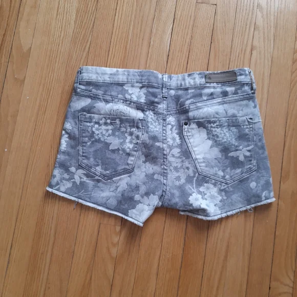 H&M Floral Denim Shorts Size 8 - Picture 2 of 10